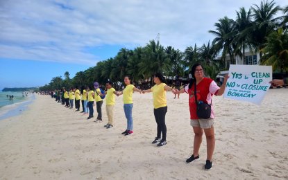 <p><strong>SAVE THE ISLAND.</strong> Boracay community appeals to save the island from closure and urges government to rehabilitate the area by phase. <em>(Photo by Karen Bermejo)  </em></p>